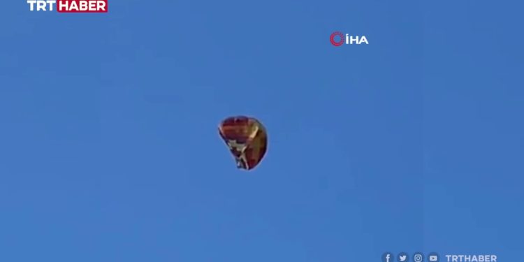 Электр зымына илинип калып, кулап түшкөн аба шарынан 4 адам каза болду (видео)