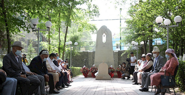 Ош шаарында Июнь окуясынын 11 жылдыгы эскерилди (сүрөт)