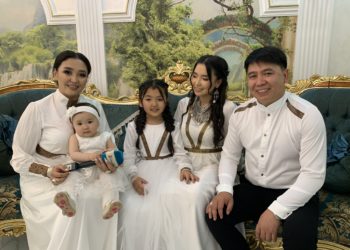 Арнис Кыдырмышев менен Альбина Имашова кызына тушоо той берүүдө