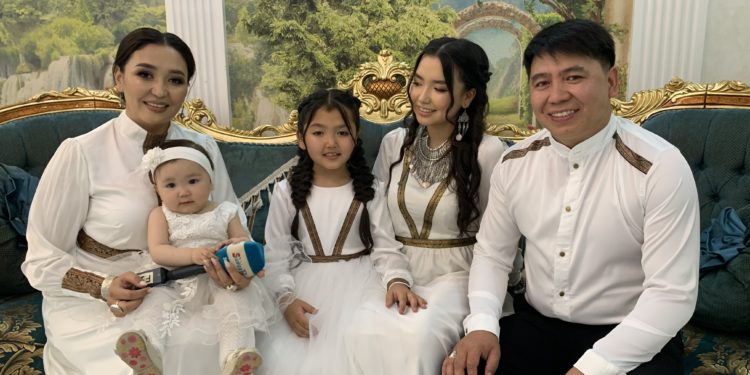 Арнис Кыдырмышев менен Альбина Имашова кызына тушоо той берүүдө