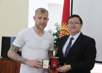 Футболчу Валерий Кичин «Даңк» медалы менен сыйланды