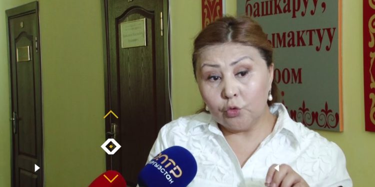 Баткенде жабыркагандардын укугун коргоп жүргөн Гүлгакы Мамасалиеваны тажик тарап кармап кеткени айтылууда