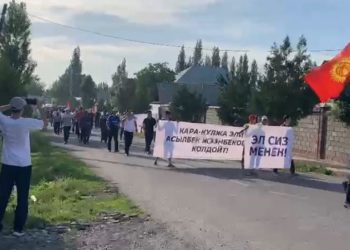 Депутат Асылбек Жээнбековдун тарапташтары Кара-Кулжада митинг өткөрүштү