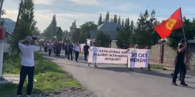 Депутат Асылбек Жээнбековдун тарапташтары Кара-Кулжада митинг өткөрүштү