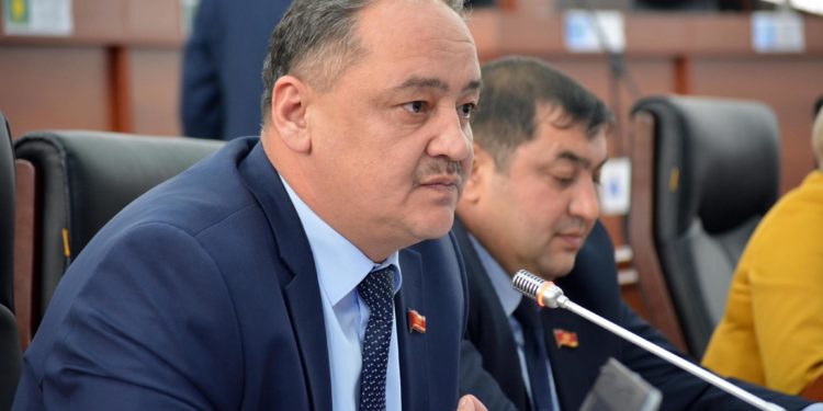 Депутат Нодирбек Каримов мандатын тапшырды. Анын мандаты кимге өттү?