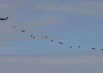 Австралияда учактан секирген эки парашютчу каза болду