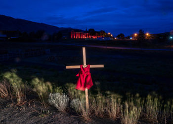 Канадада жатак мектептин багынан жүздөгөн баланын сөөгү коюлган мүрзө табылды