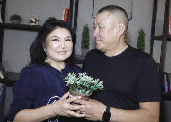 «Мен 43, жолдошум 60 жашында перзенттүү болуп, кызыбыз сүйүүбүздү бекемдеп койду» дейт Замира Молдошева