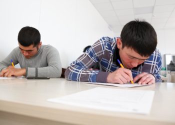 Орусияда жашоого уруксат алууну каалаган Кыргыз жарандары сынак тапшырышы керек