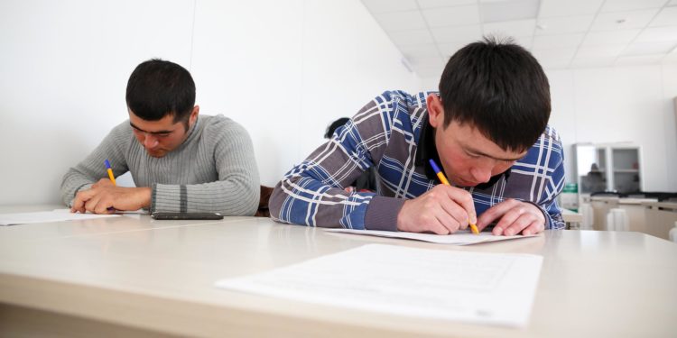 Орусияда жашоого уруксат алууну каалаган Кыргыз жарандары сынак тапшырышы керек