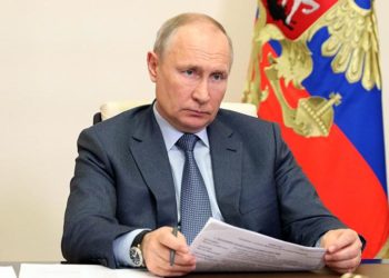 Путин Орусияда жүргөн мигранттардын убактылуу жүрүүсүн санкциясыз калтыруу мөөнөтүн узартты