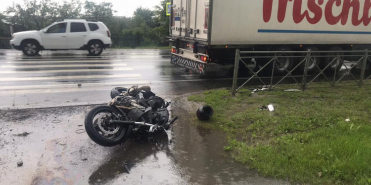 Орусияда оор жүк ташуучу айдаган 29 жаштагы Кыргыз жараны мотоцикл айдоочусун сүзүп алды