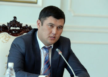 Мыйзамсыз баюуга шектелип кармалган Алмамбет Салиев сотко жеткирилди (видео)