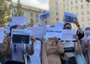 «Сапат» лицейинин президентинин дайынсыз болуп жатышы. Түркиянын элчилигинин алдына чогулгандардын саны өсө баштады (сүрөт, видео)