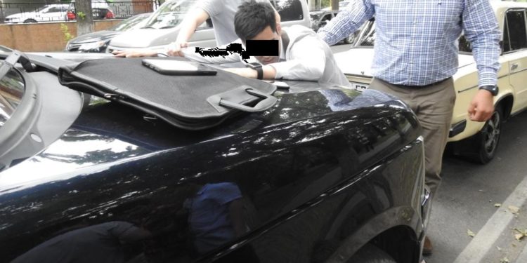 «1,2 миллион доллар ээлеп алууга аракет кылган». Садыр Жапаровдун агасынын атын жамынган шылуундар кармалды (сүрөт)