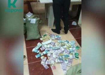 Жерде жаткан жайнаган акча тартылган видео тарады. Бул боюнча Талас ОИИБ эмне дейт?