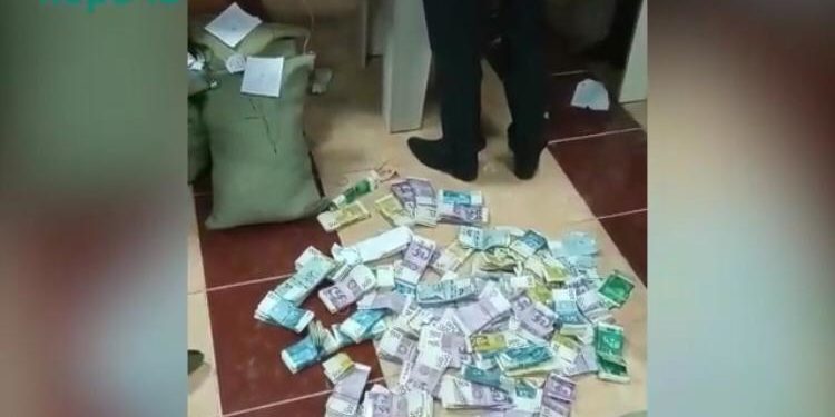 Жерде жаткан жайнаган акча тартылган видео тарады. Бул боюнча Талас ОИИБ эмне дейт?