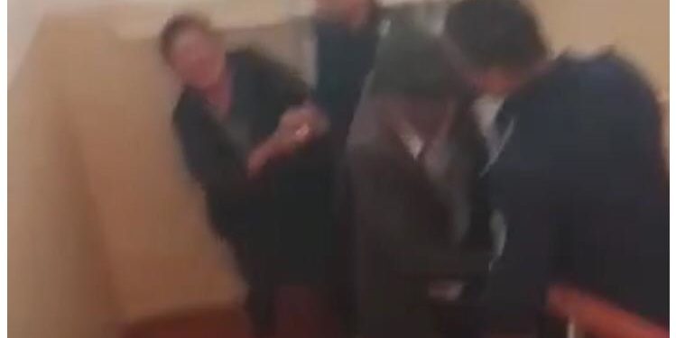 «Элдик кабарчы»: «Кара-Суу районунда соттук приставдар аял кишини сүйрөп, сыртка чыгарууга аракет кылышты»