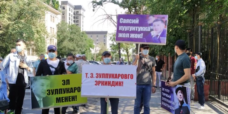 Депутаттар Асылбек Жээнбеков менен Төрөбай Зулпукаровдун бөгөт чарасы каралууда (сүрөт, видео)