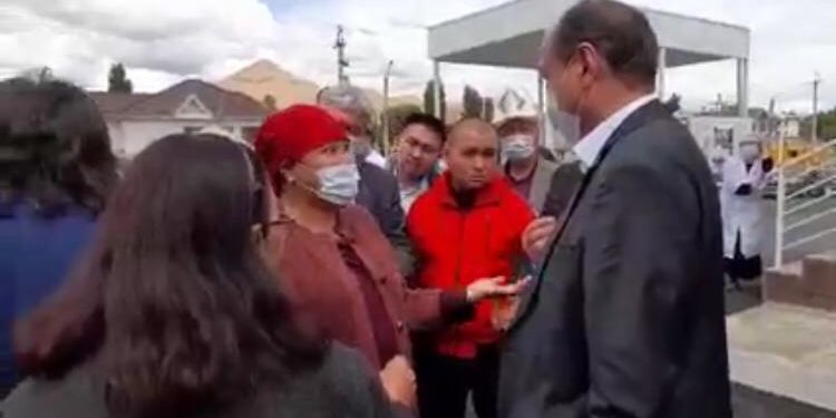 «Сүрөткө түшкөнү келдиң беле?». Бейшеналиевге аялдын ачууланып жаткандагы видеосу тарады