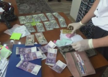 КУУнун Оштогу филиалында чет өлкөлүк студенттер окутуучуларга пара берип жүрүшкөн (сүрөт, видео)