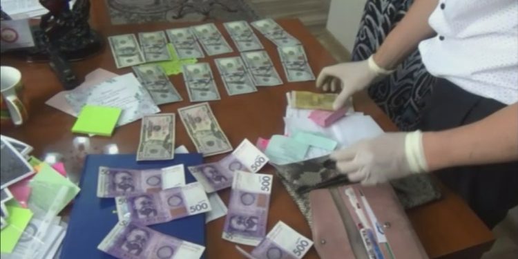 КУУнун Оштогу филиалында чет өлкөлүк студенттер окутуучуларга пара берип жүрүшкөн (сүрөт, видео)