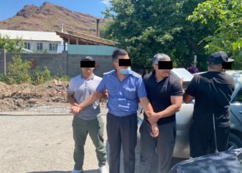 Кылмыш ишин чечип берүүгө 40 миң сом талап кылган делип Кара-Көлдө тергөөчү кармалды