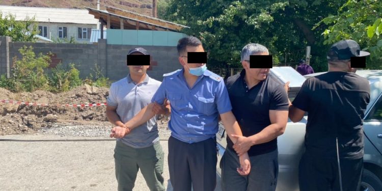 Кылмыш ишин чечип берүүгө 40 миң сом талап кылган делип Кара-Көлдө тергөөчү кармалды