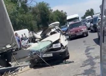 «Элдик кабарчы»: Заря айылынын жанында жеңил унаа КамАЗдын артына кирип кеткен (видео)