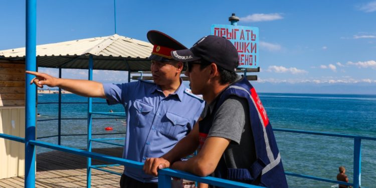 «Өз аймагын жакшы билишет». Ысык-Көлдө элдик кошуун милицияга жардам берүүдө