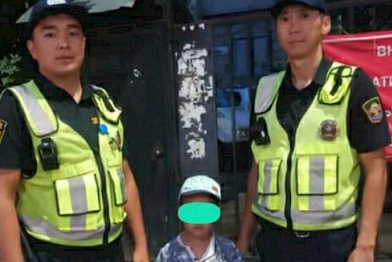 Бишкекте кайгуул кызматкерлери адашып кеткен баланын үйүн таап беришти