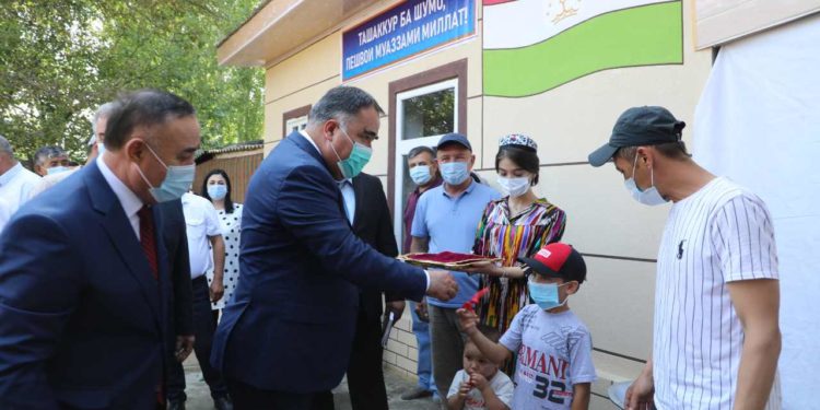 Кыргыз-тажик чек арасындагы жаңжал. Тажикстанда кыйраган үйлөр жаңыланып, ачкычы тапшырылды