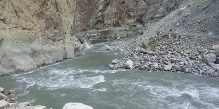 Баткенде УКМКнын кызматкери дарыяга агып кеткен, өзү куткарылып, куралы изделип жатат