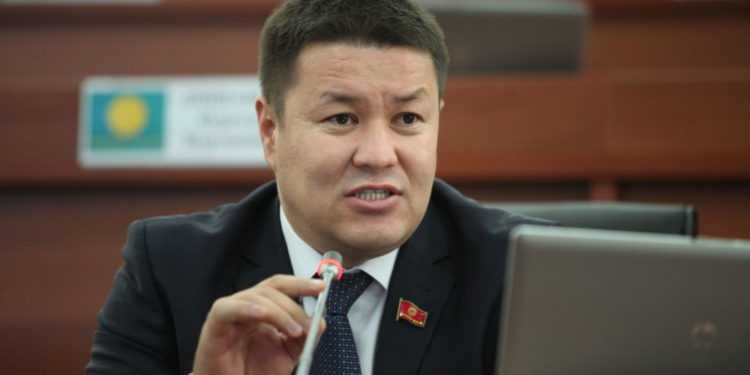 Ден соолугу начарлап, ооруканага түшкөн парламенттин төрагасы Талант Мамытов кезексиз жыйынга келген жок