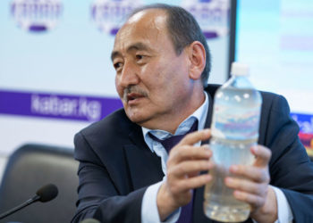 Депутат министрге: «Вакцина алып, уу коргошун ичип туралы. Ошондо «нормально» болобуз»