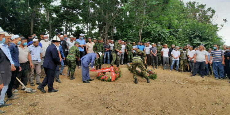Чек арадагы атышууда тажик тараптын огунан каза болгон сержанттын сөөгү жерге берилди
