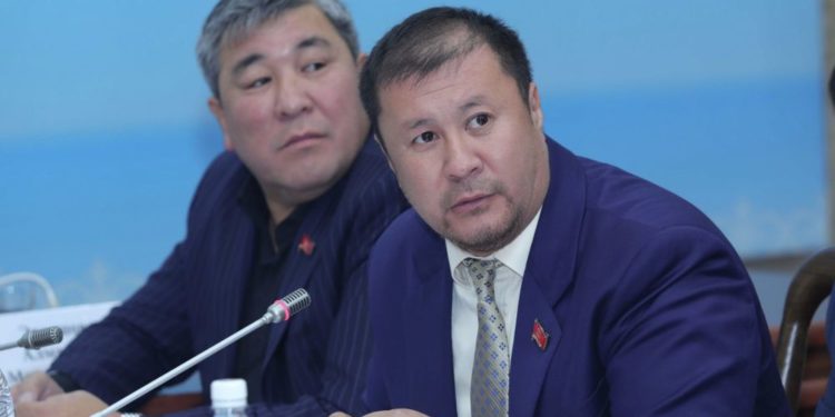 Депутат Бишкекти мал сарайга салыштырды