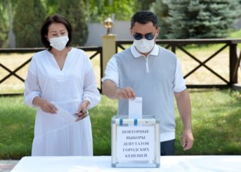 Садыр Жапаров Бишкек шаардык кеңештин депутаттарын кайра шайлоодо шайлоо тилкесинен тыш добуш берди