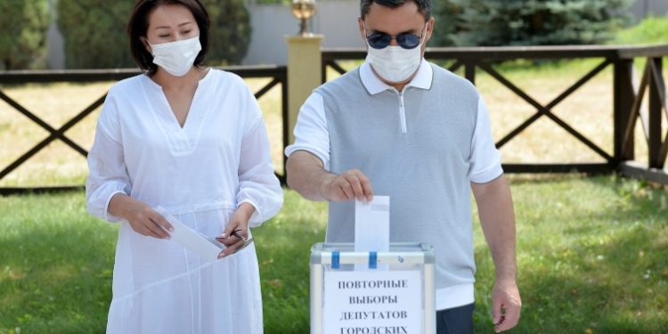 Садыр Жапаров Бишкек шаардык кеңештин депутаттарын кайра шайлоодо шайлоо тилкесинен тыш добуш берди