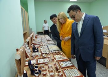 Садыр Жапаров «Кыргызалтын Ювелирпром» ишканасынын иши менен таанышты