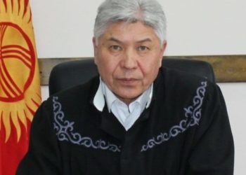 Президент «күндө арак ичип, ишке мас келет» делген облустук соттун судьясынын ыйгарым укуктарын мөөнөтүнөн мурда токтотту