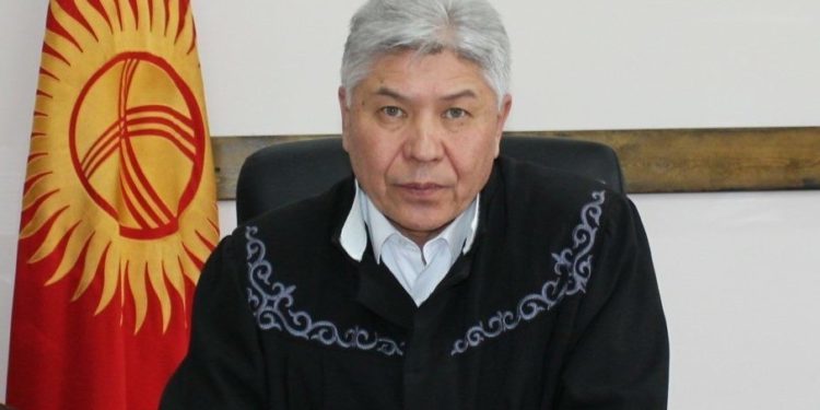 Президент «күндө арак ичип, ишке мас келет» делген облустук соттун судьясынын ыйгарым укуктарын мөөнөтүнөн мурда токтотту