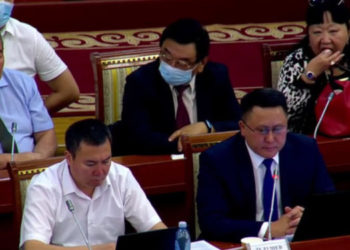 «Курут эмес, момпосуй». Табалдиева парламенттин жыйынында оозуна эмне салганын айтты