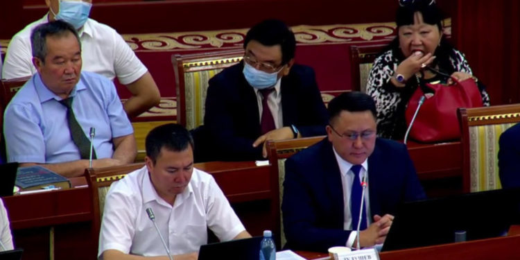 «Курут эмес, момпосуй». Табалдиева парламенттин жыйынында оозуна эмне салганын айтты