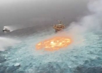 Мексика булуңундагы газ түтүгүндө өрт чыкты. Өрт деңиздин бетине 78 метр тереңдиктен көтөрүлдү (видео)