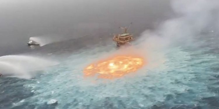 Мексика булуңундагы газ түтүгүндө өрт чыкты. Өрт деңиздин бетине 78 метр тереңдиктен көтөрүлдү (видео)