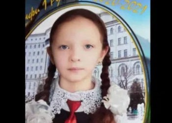 «Денесин бөлүктөргө бөлүп, баштыкка салып, дааратканага таштаган». Тажикстанда 8 жаштагы кызды өлтүрүүгө кошунасы шектелүүдө