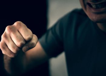 Ысык-Көлдө индиялык жаранды ур-токмокко алган делип 38 жаштагы киши кармалды