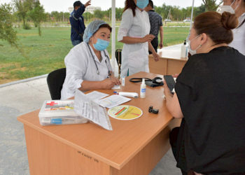 Бишкектеги парктарга убактылуу эки вакцинация борбору жайгаштырылды (сүрөт)