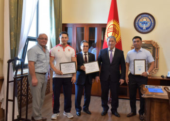 Олимпиада оюндарына лицензия утуп алган Бекдөөлөт Расулбековго сыйлык тапшырылды